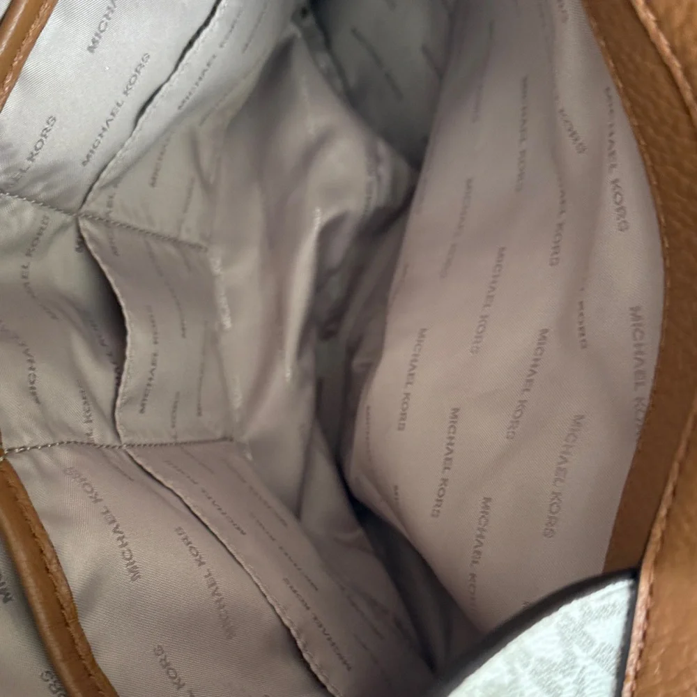 Michael Kors Cream and Tan Shoulder Bag and matching wallet - Picture 9 of 10